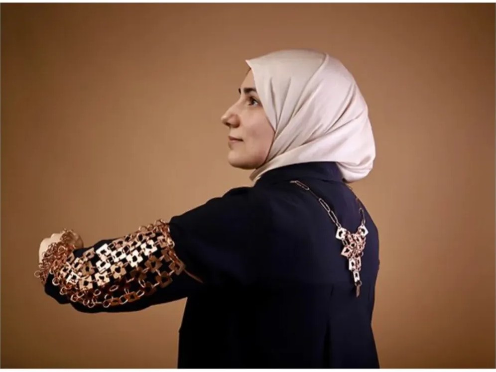 Huda Mahdi purtând o piesă din colecție